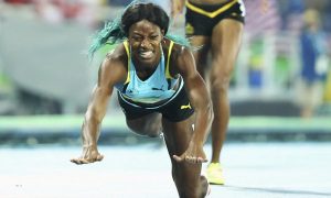 2016 Rio Olympics - Athletics - Final - Women's 400m Final - Olympic Stadium - Rio de Janeiro, Brazil - 15/08/2016. Shaunae Miller (BAH) of Bahamas dives over the finish line to win gold. REUTERS/Lucy Nicholson FOR EDITORIAL USE ONLY. NOT FOR SALE FOR MARKETING OR ADVERTISING CAMPAIGNS.