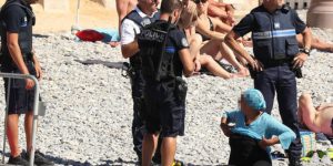 Exclusive... 52154061 Police fine the first person for wearing a burkini on the Promenade des Anglais beach in Nice, France on August 23, 2016. The cops made the woman remove her clothing in front of fellow beach goers following the recent burkini ban. **NO USE W/O PRIOR AGREEMENT - CALL FOR PRICING** FameFlynet, Inc - Beverly Hills, CA, USA - +1 (310) 505-9876 RESTRICTIONS APPLY: USA ONLY