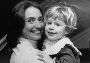 First Lady of Arkansas Hillary Rodham Clinton with her daughter Chelsea, 13th May 1984. (Photo by Mike Stewart/Sygma/Sygma via Getty Images)