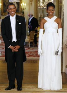 U.S. President Barack Obama and first lady Michelle Obama pose before a State Dinner hosted by Queen Elizabeth at Buckingham Palace in London, May 24, 2011. REUTERS/Larry Downing (BRITAIN - Tags: POLITICS)